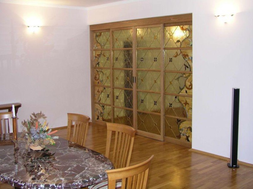 Перегородка для гостиной с цветным стеклом и декоративными вставками Норильск