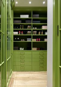 Г-образная гардеробная комната в зеленом цвете Норильск
