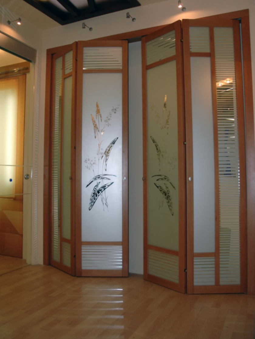Широкие двери гармошка с матовым стеклом и рисунком Норильск